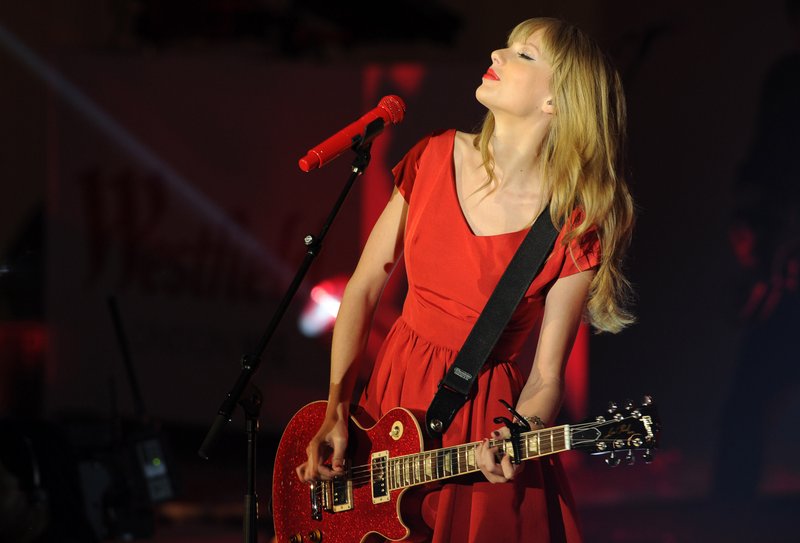 Taylor Swift at Westfield London Christmas Lights Ceremony — photo 340