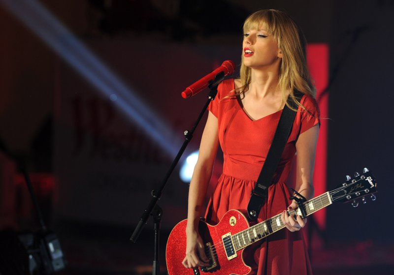 Taylor Swift at Westfield London Christmas Lights Ceremony — photo 341