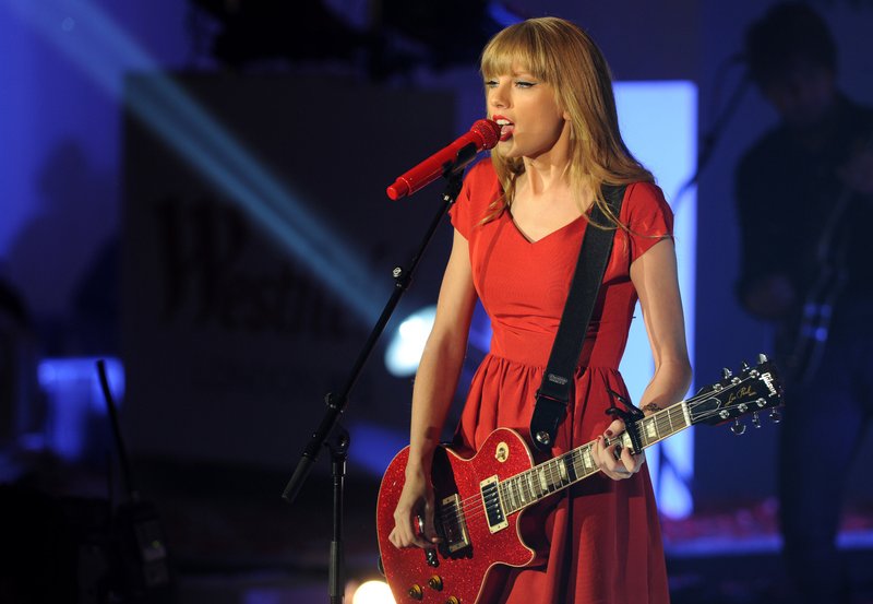 Taylor Swift at Westfield London Christmas Lights Ceremony — photo 342