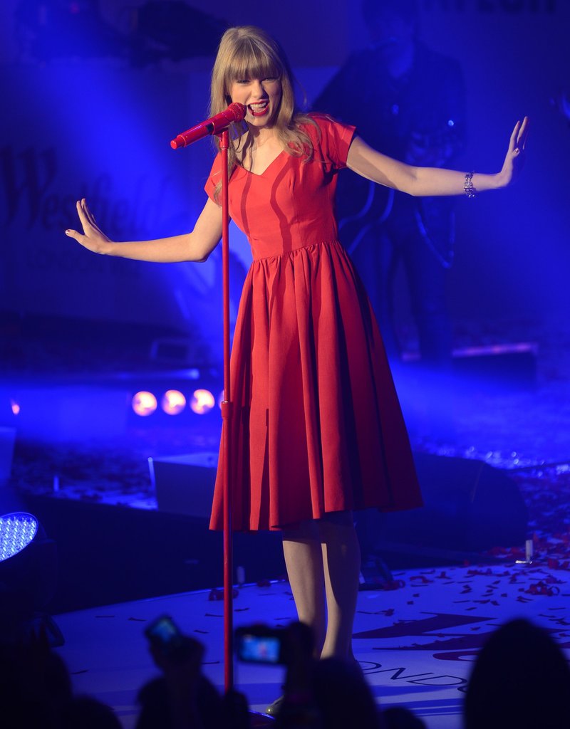 Taylor Swift at Westfield London Christmas Lights Ceremony — photo 347