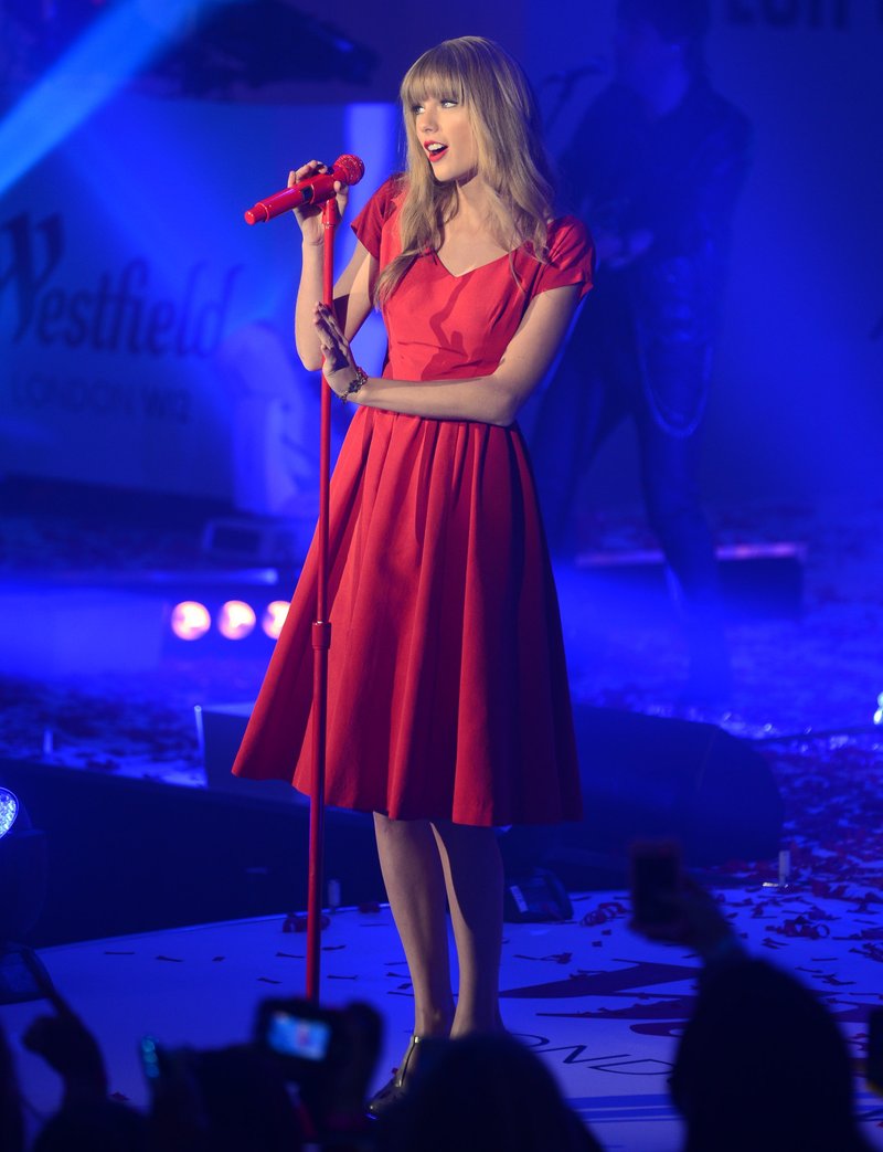 Taylor Swift at Westfield London Christmas Lights Ceremony — photo 348