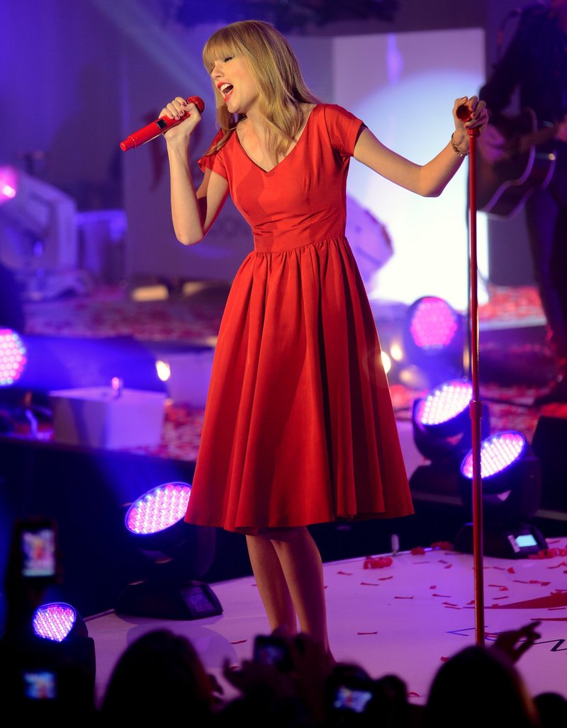 Taylor Swift at Westfield London Christmas Lights Ceremony — photo 349