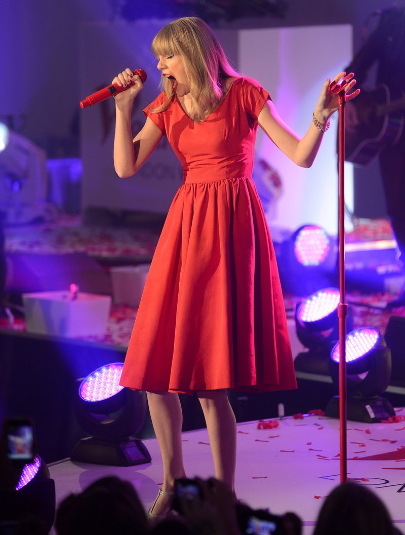 Taylor Swift at Westfield London Christmas Lights Ceremony — photo 351