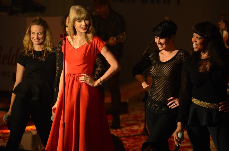 Taylor Swift at Westfield London Christmas Lights Ceremony — photo 352