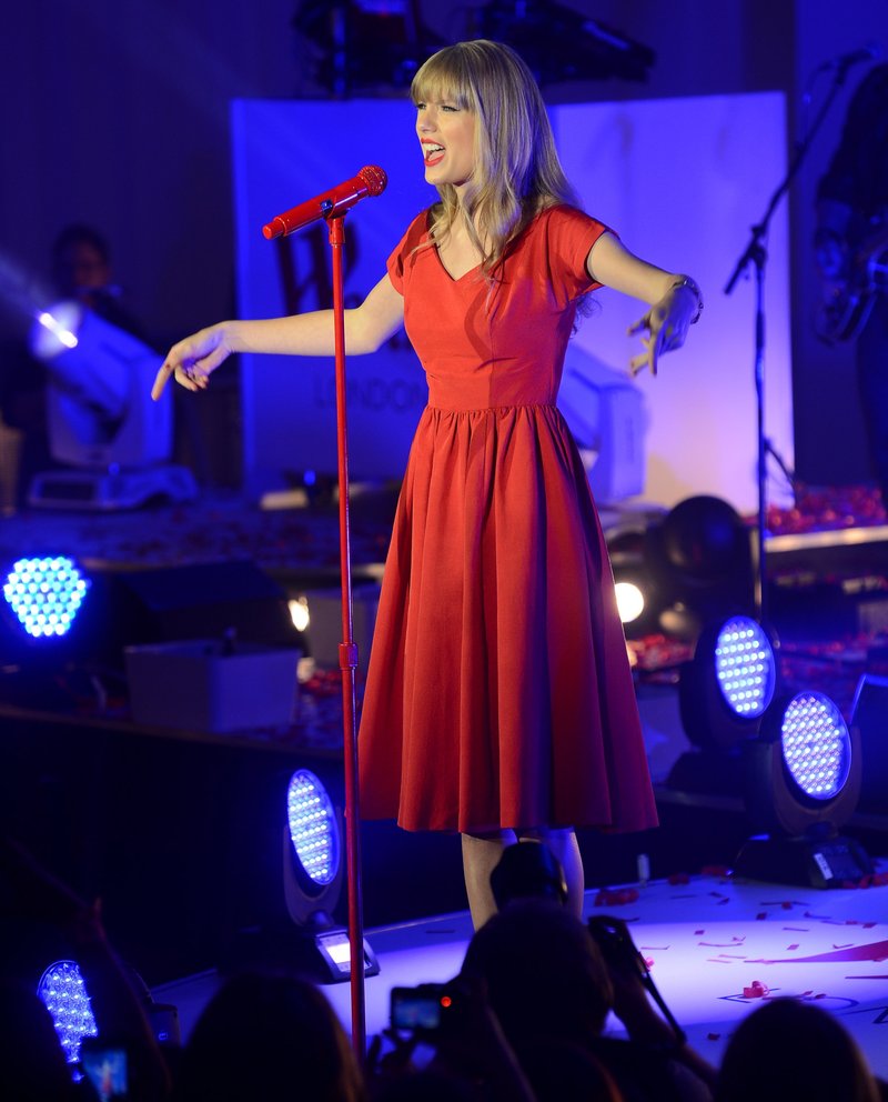 Taylor Swift at Westfield London Christmas Lights Ceremony — photo 355