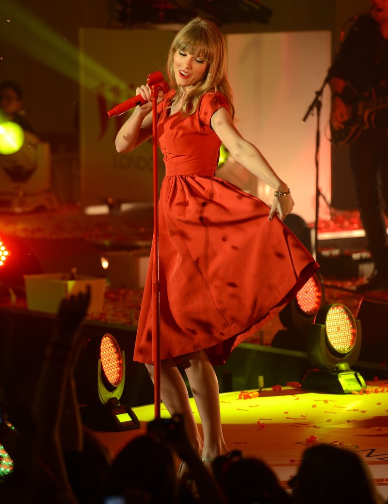 Taylor Swift at Westfield London Christmas Lights Ceremony — photo 356