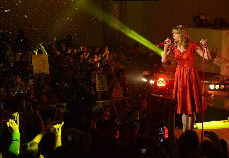 Taylor Swift at Westfield London Christmas Lights Ceremony — photo 358