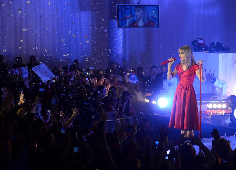 Taylor Swift at Westfield London Christmas Lights Ceremony — photo 359