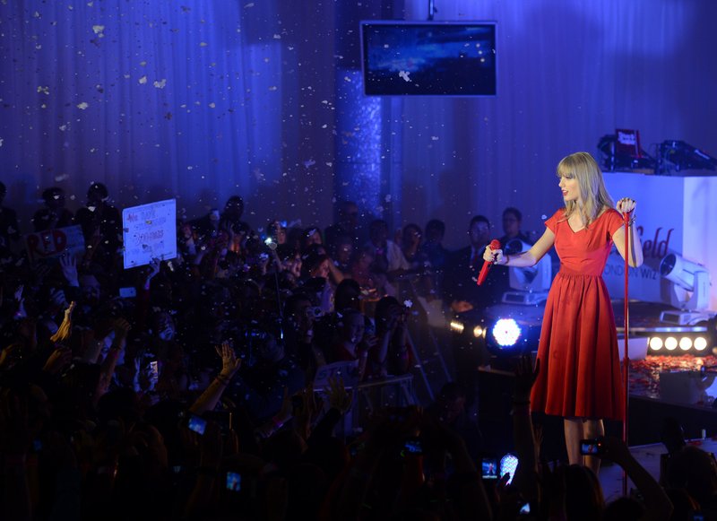 Taylor Swift at Westfield London Christmas Lights Ceremony — photo 360