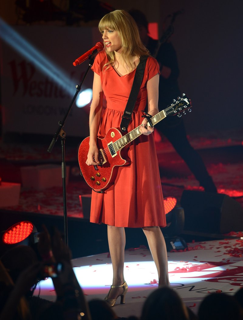 Taylor Swift at Westfield London Christmas Lights Ceremony — photo 361