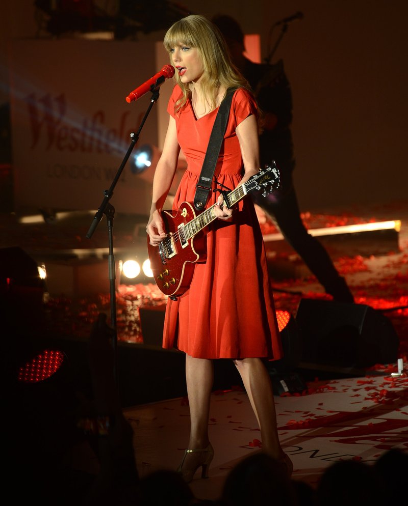 Taylor Swift at Westfield London Christmas Lights Ceremony — photo 362