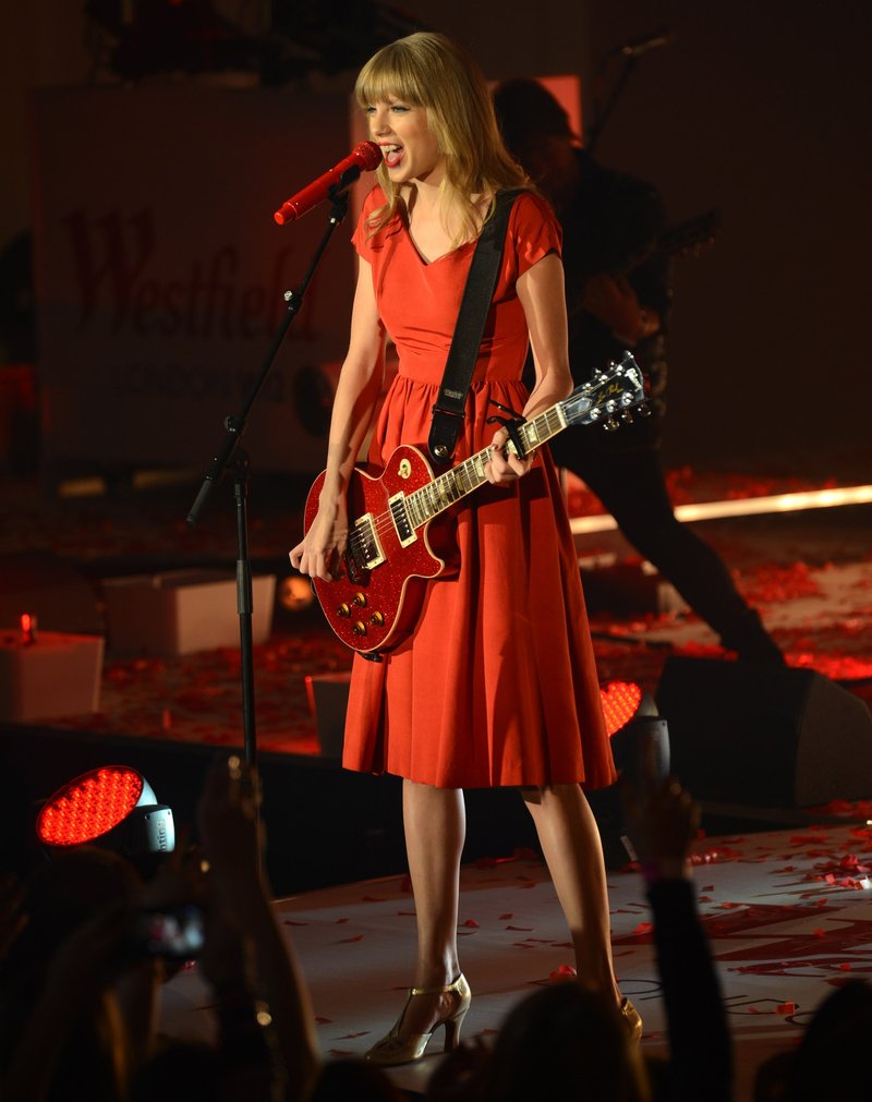 Taylor Swift at Westfield London Christmas Lights Ceremony — photo 363