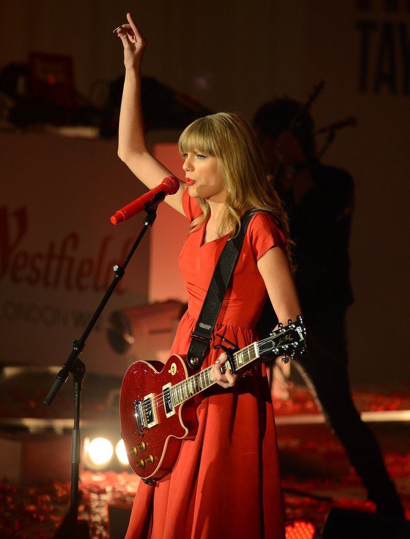 Taylor Swift at Westfield London Christmas Lights Ceremony — photo 366