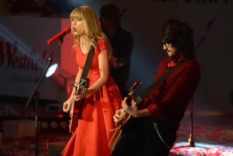 Taylor Swift at Westfield London Christmas Lights Ceremony — photo 367