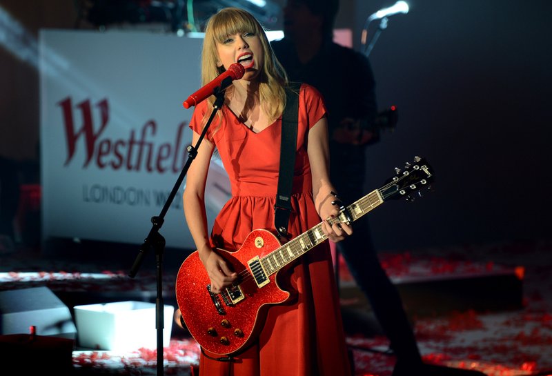 Taylor Swift at Westfield London Christmas Lights Ceremony — photo 368