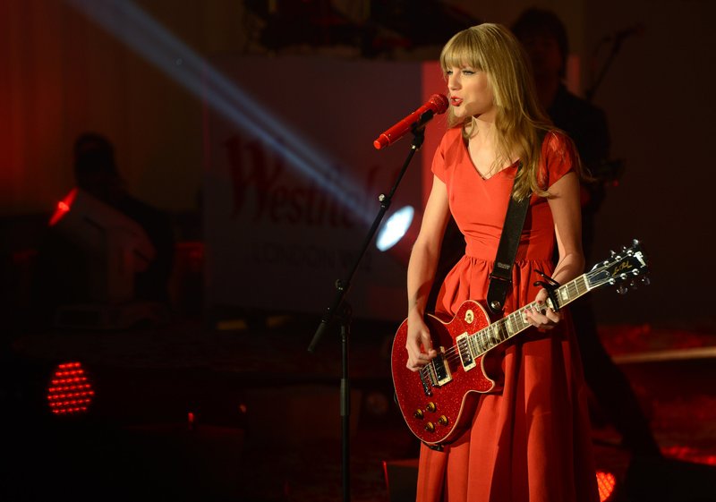 Taylor Swift at Westfield London Christmas Lights Ceremony — photo 369
