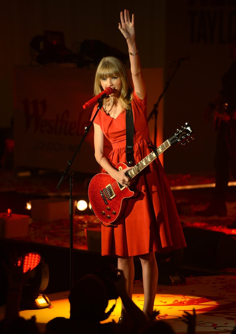 Taylor Swift at Westfield London Christmas Lights Ceremony — photo 373