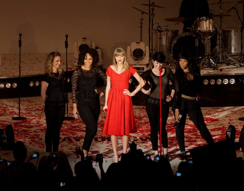 Taylor Swift at Westfield London Christmas Lights Ceremony — photo 374