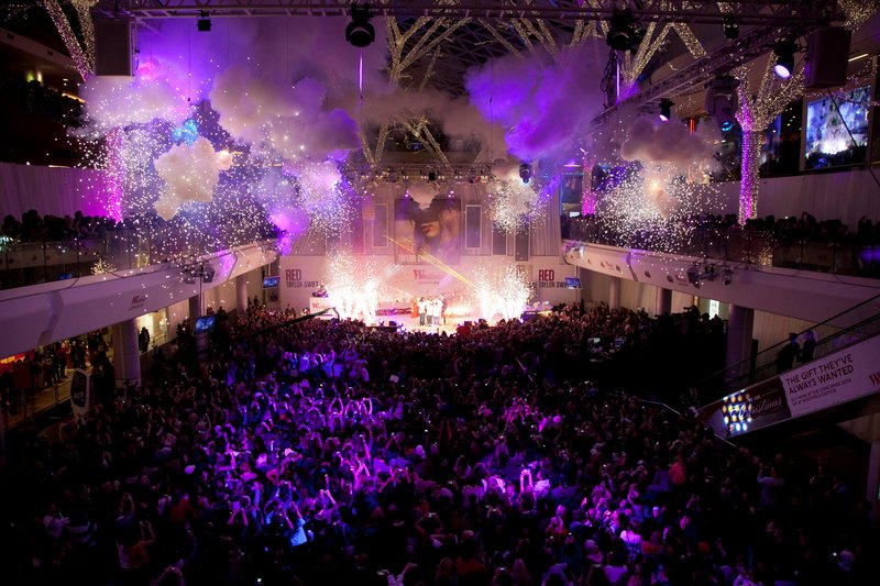 Taylor Swift at Westfield London Christmas Lights Ceremony — photo 375