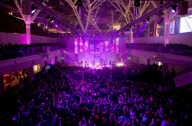 Taylor Swift at Westfield London Christmas Lights Ceremony — photo 376