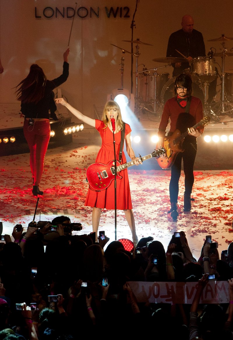 Taylor Swift at Westfield London Christmas Lights Ceremony — photo 377
