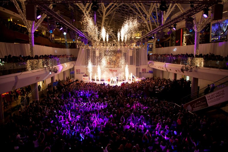 Taylor Swift at Westfield London Christmas Lights Ceremony — photo 378