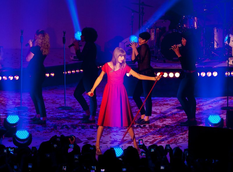 Taylor Swift at Westfield London Christmas Lights Ceremony — photo 379