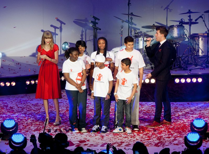 Taylor Swift at Westfield London Christmas Lights Ceremony — photo 380