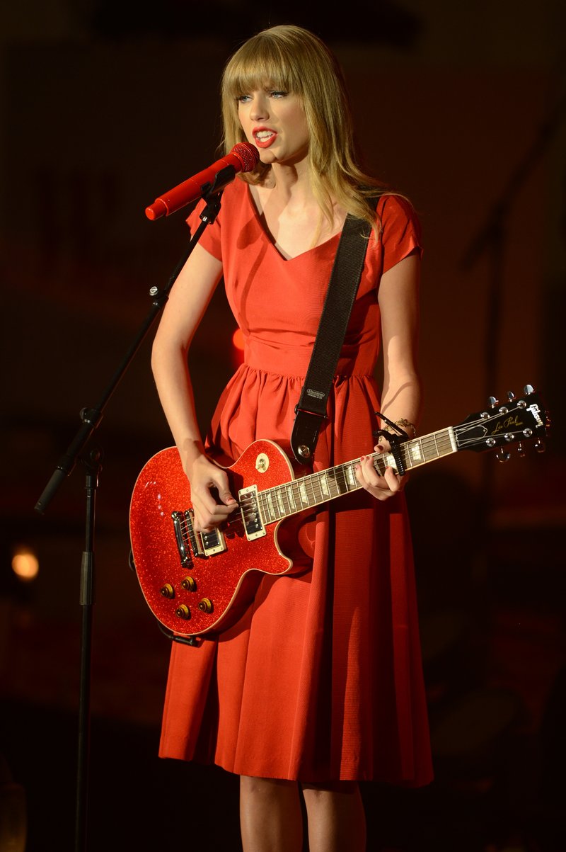 Taylor Swift at Westfield London Christmas Lights Ceremony — photo 384