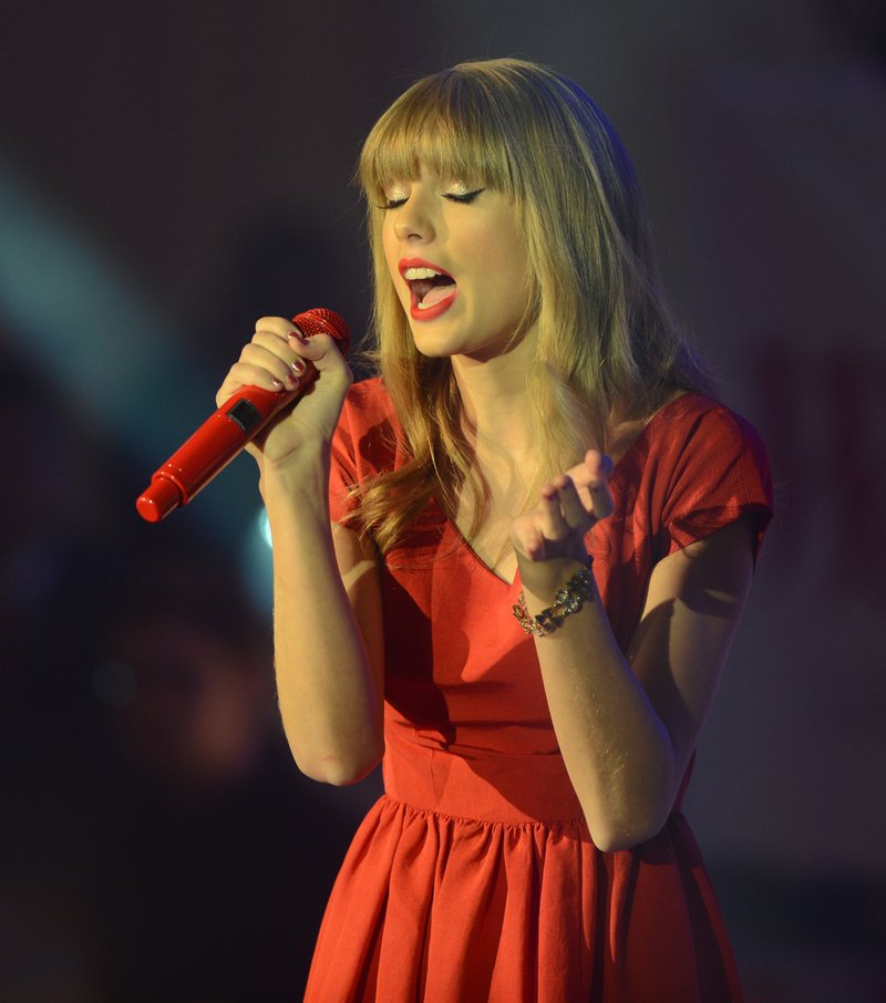 Taylor Swift at Westfield London Christmas Lights Ceremony — photo 387