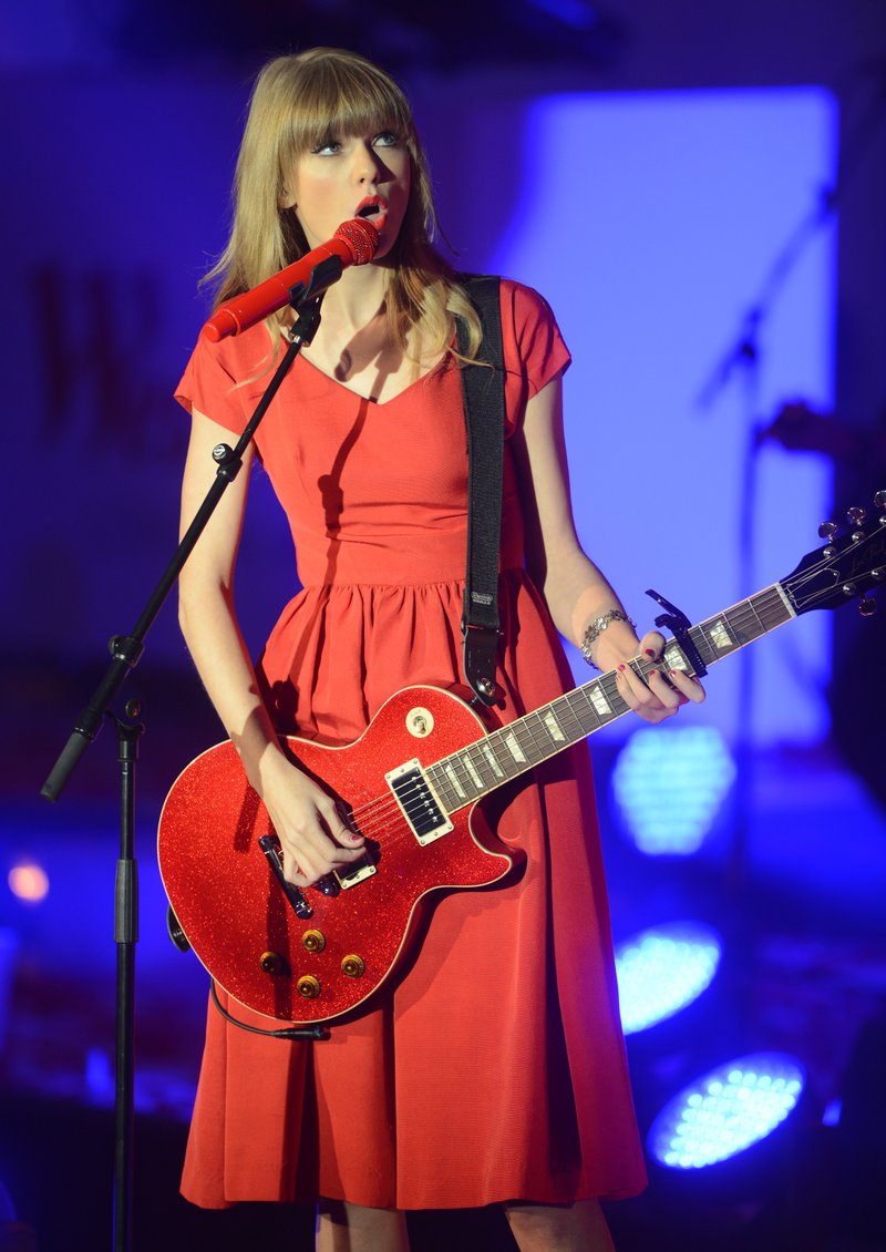 Taylor Swift at Westfield London Christmas Lights Ceremony — photo 388