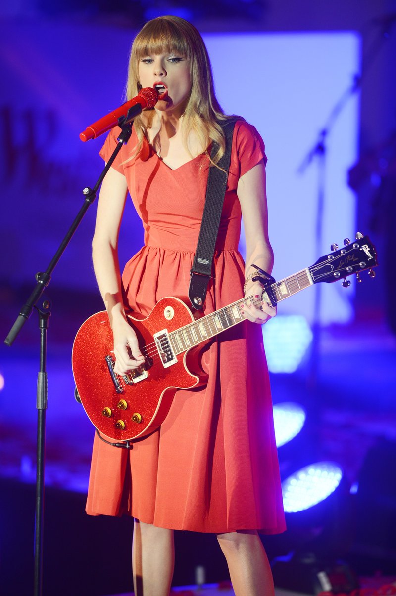 Taylor Swift at Westfield London Christmas Lights Ceremony — photo 391