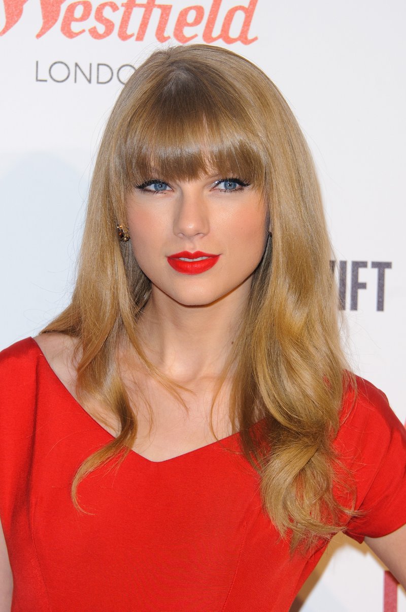 Taylor Swift at Westfield London Christmas Lights Ceremony — photo 401