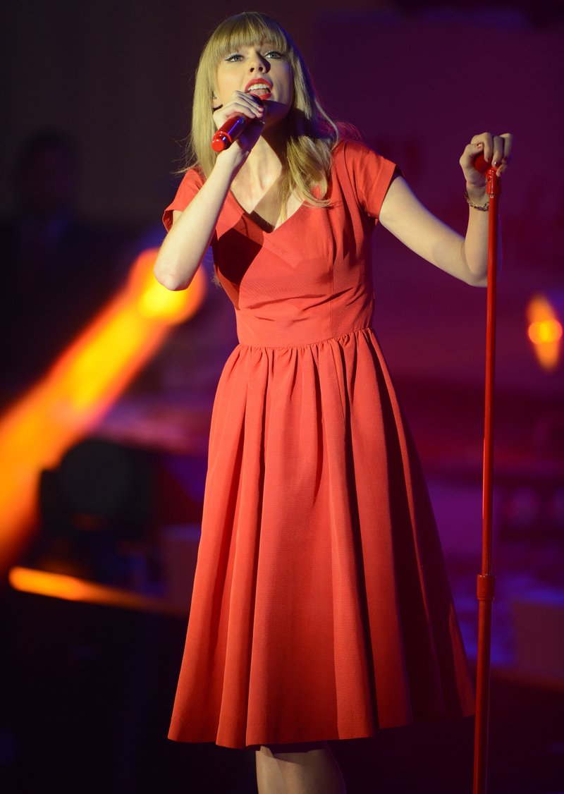 Taylor Swift at Westfield London Christmas Lights Ceremony — photo 406