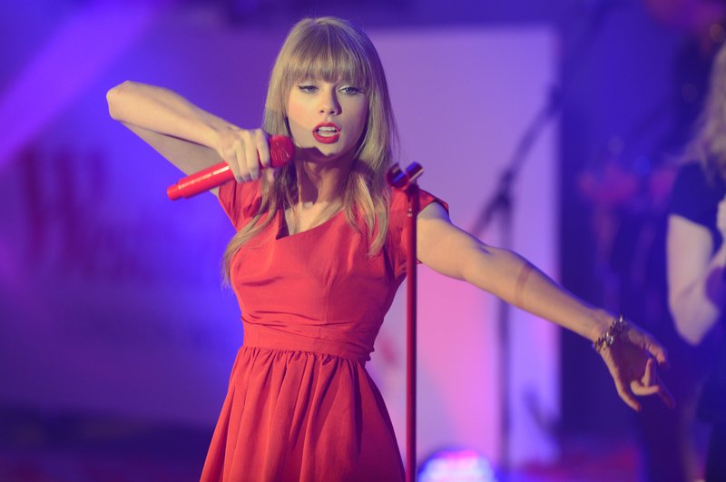 Taylor Swift at Westfield London Christmas Lights Ceremony — photo 407