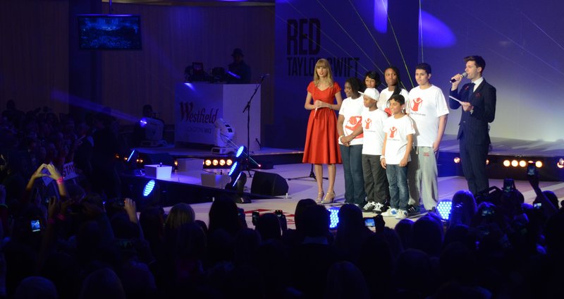 Taylor Swift at Westfield London Christmas Lights Ceremony — photo 424