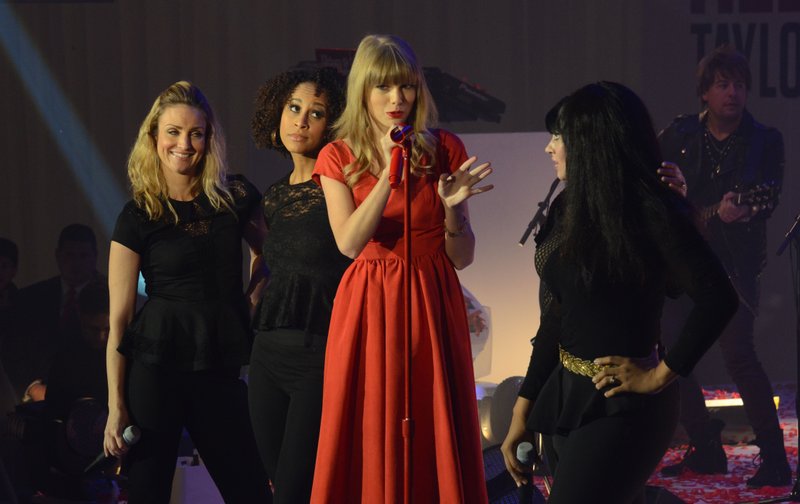 Taylor Swift at Westfield London Christmas Lights Ceremony — photo 426