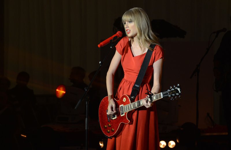 Taylor Swift at Westfield London Christmas Lights Ceremony — photo 433