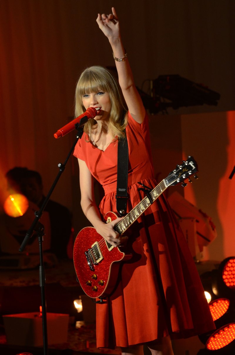 Taylor Swift at Westfield London Christmas Lights Ceremony — photo 434