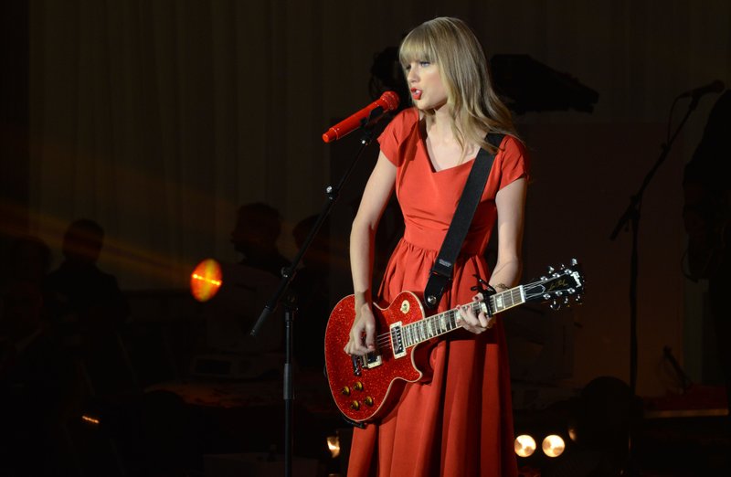 Taylor Swift at Westfield London Christmas Lights Ceremony — photo 436