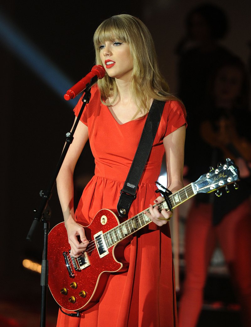 Taylor Swift at Westfield London Christmas Lights Ceremony — photo 439