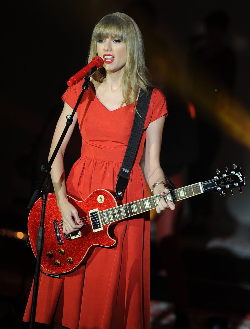 Taylor Swift at Westfield London Christmas Lights Ceremony — photo 442