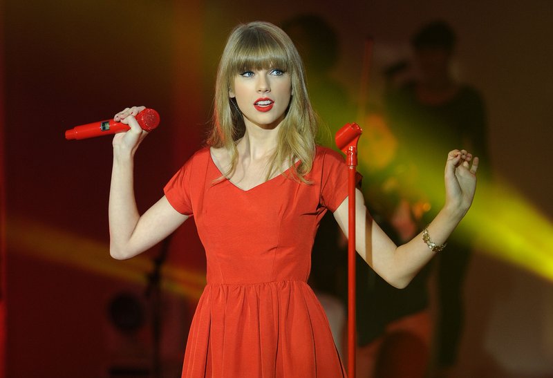 Taylor Swift at Westfield London Christmas Lights Ceremony — photo 443