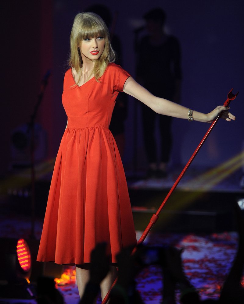 Taylor Swift at Westfield London Christmas Lights Ceremony — photo 444