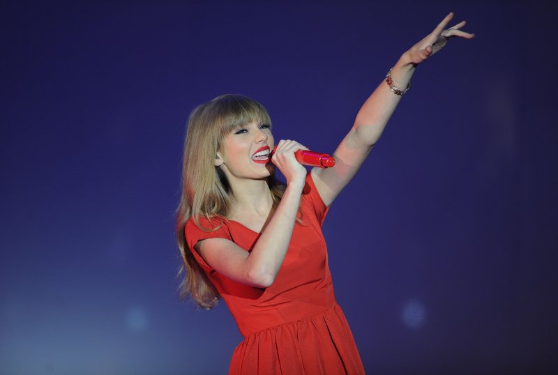 Taylor Swift at Westfield London Christmas Lights Ceremony — photo 448