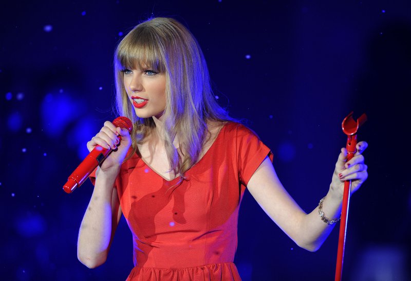 Taylor Swift at Westfield London Christmas Lights Ceremony — photo 451