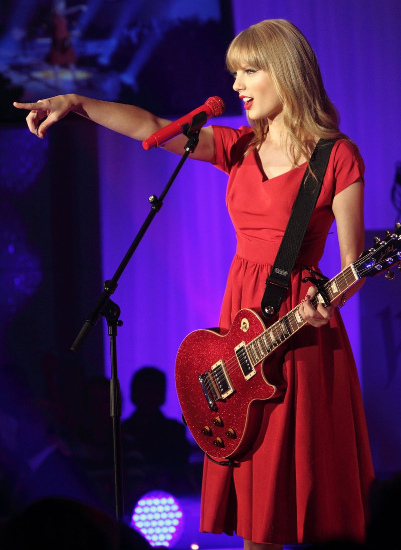 Taylor Swift at Westfield London Christmas Lights Ceremony — photo 454