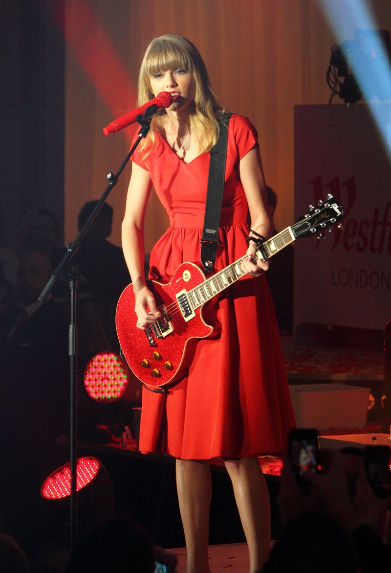 Taylor Swift at Westfield London Christmas Lights Ceremony — photo 455
