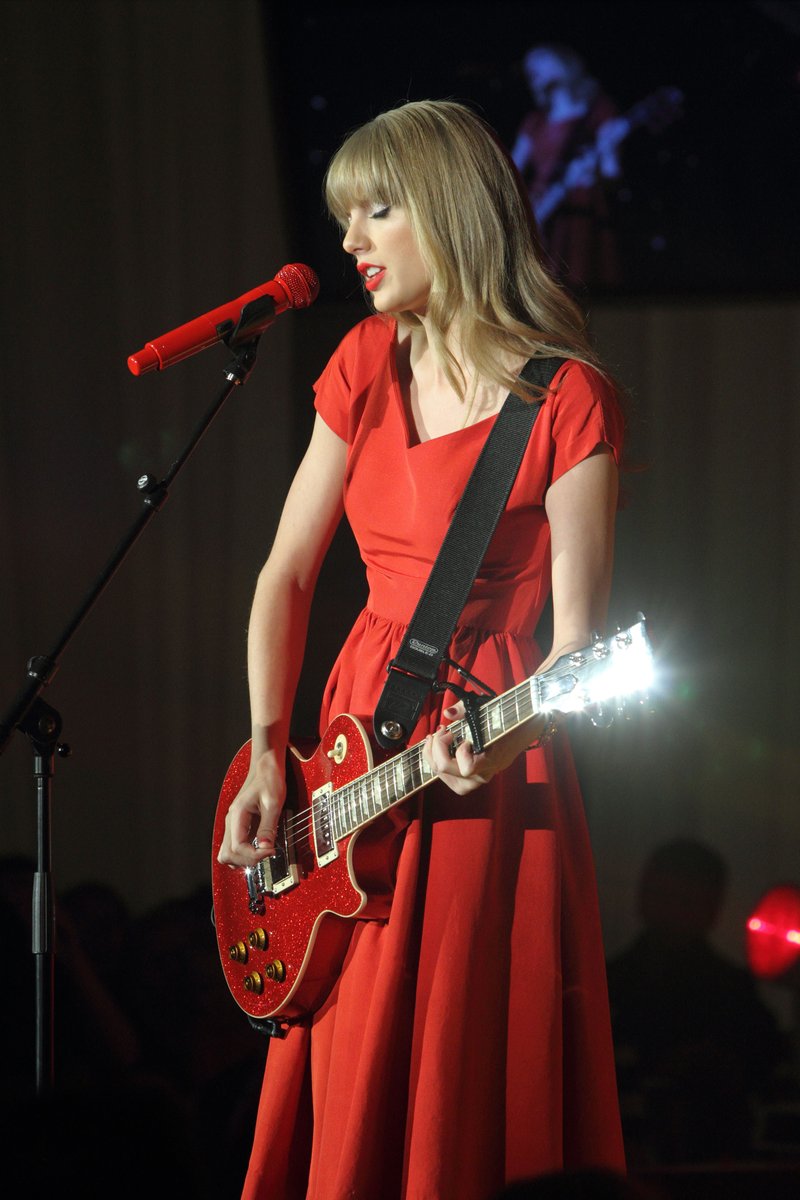 Taylor Swift at Westfield London Christmas Lights Ceremony — photo 459