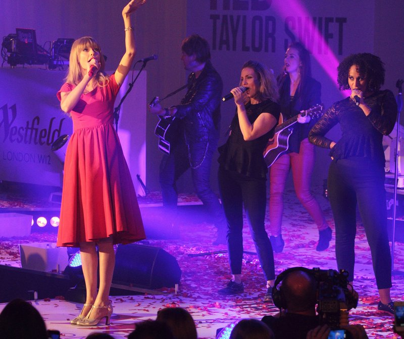 Taylor Swift at Westfield London Christmas Lights Ceremony — photo 463